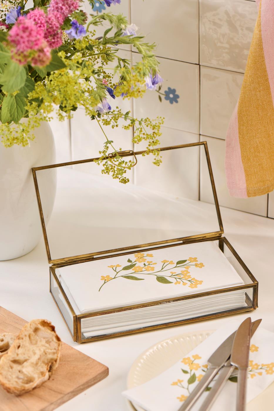 Åben aflang Solitaire glasæske fra Ib Laursen på et lyst bord med blomster og dekorative småting