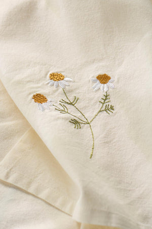 Viskestykke Flora med broderet marguerit fra Ib Laursen