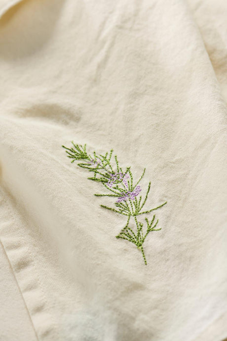 Broderet blomstrende rosmarinkvist på viskestykke fra Ib Laursen