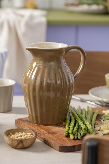 Brun Mynte kande Hazelnut fra Ib Laursen på et rustikt bord med grønne grene og naturfarvet pynt