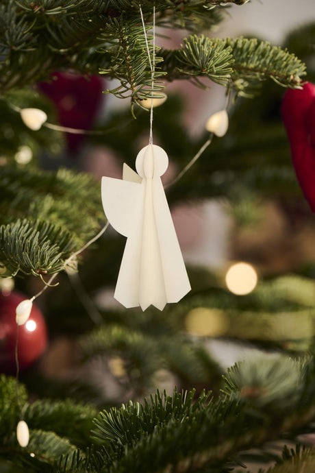 Engel 3-dimensional i hvidt papir fra Ib Laursen hængende på juletræet