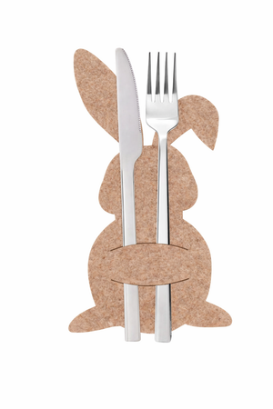 Bestikholder i brun filt med hareform og bestik i