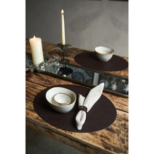 Spejlbakke som pynt på dækket bord