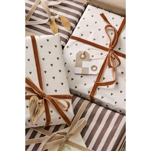 Julegavepapir med brune hjerter