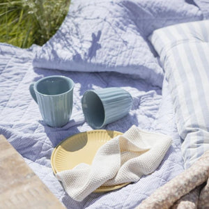 Quilt med hvide og blå mælkedrengestriber