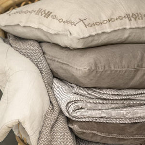 Quilt med hvide og jordfarvede mælkedrengestriber