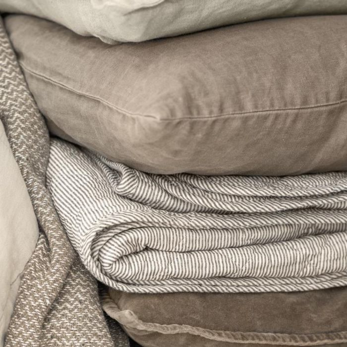 Quilt med hvide og jordfarvede mælkedrengestriber