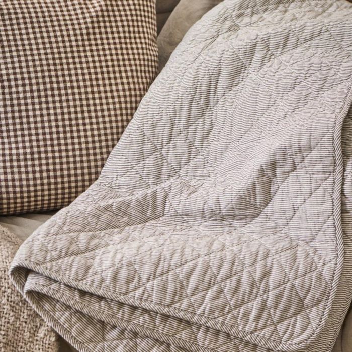 Quilt med hvide og jordfarvede mælkedrengestriber