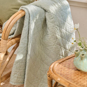 Quilt med hvide og støvgrønne mælkedrengestriber