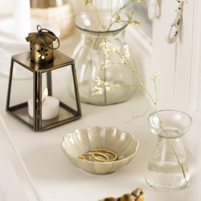 Ib Laursen guldfarvet mini lanterne 12 cm med blomstermønster ved siden af skål med smykker