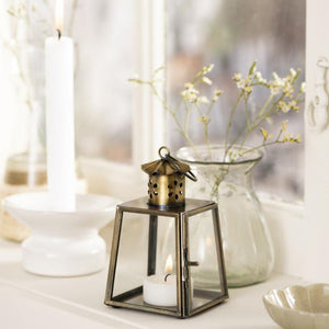 Ib Laursen guldfarvet mini lanterne 12 cm med blomstermønster i vindueskarm med levende lys