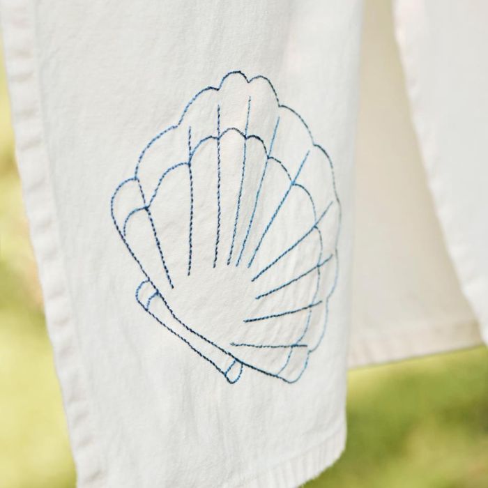 Ib Laursen Atlantis viskestykke med musling hænger til tørre udenfor