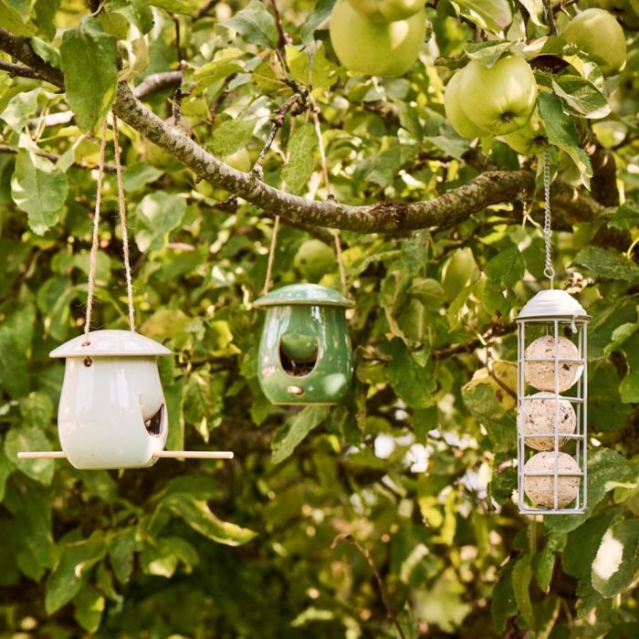 2 Ib Laursen fuglefoderhus i askegrå keramik og grøn samt 3 foderkugler