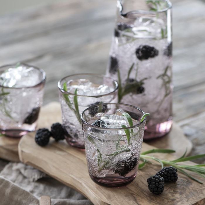 Ib Laursen Olivia skærebræt i oliventræ med glas med brombær