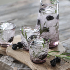 Ib Laursen Olivia skærebræt i oliventræ med glas med brombær