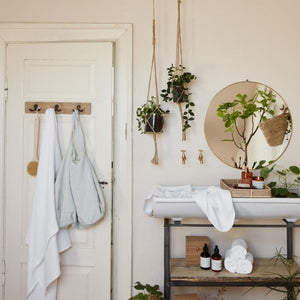 Ib Laursen Unika knagerække med 3 knager på badeværelsesdør med hvidt håndklæde