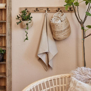 Ib Laursen Unika knagerække med 5 knager i genbrugstræ med fletkurve og håndklæde