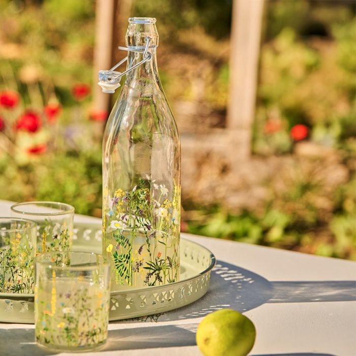 3 Ib Laursen Summer Field vandglas på bakke med flaske i samme serie