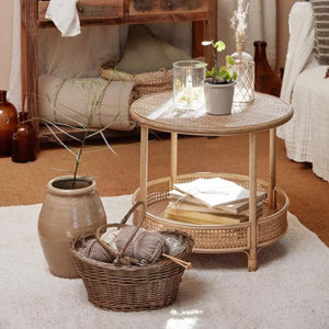 Ib Laursen opbevaringskurv i pil med to hanke med strikketøj på gulv