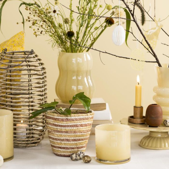 Ib Laursen stribet opbevaringskurv i majsblade som urtepotteskjuler