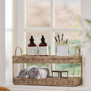 Flettet rattanbakke i to etager fra Ib Laursen i vindueskarm med sæbe og makeup pensler