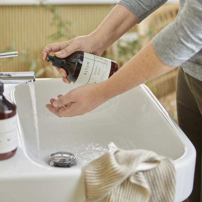 Ib Laursen ALTUM Meadow håndsæbe 500 ml i brug over håndvask