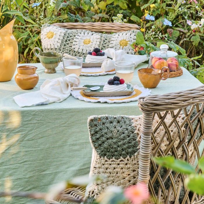 Ib Laursen grøn Emil dug 150x250 cm på havebord med kage og kaffe