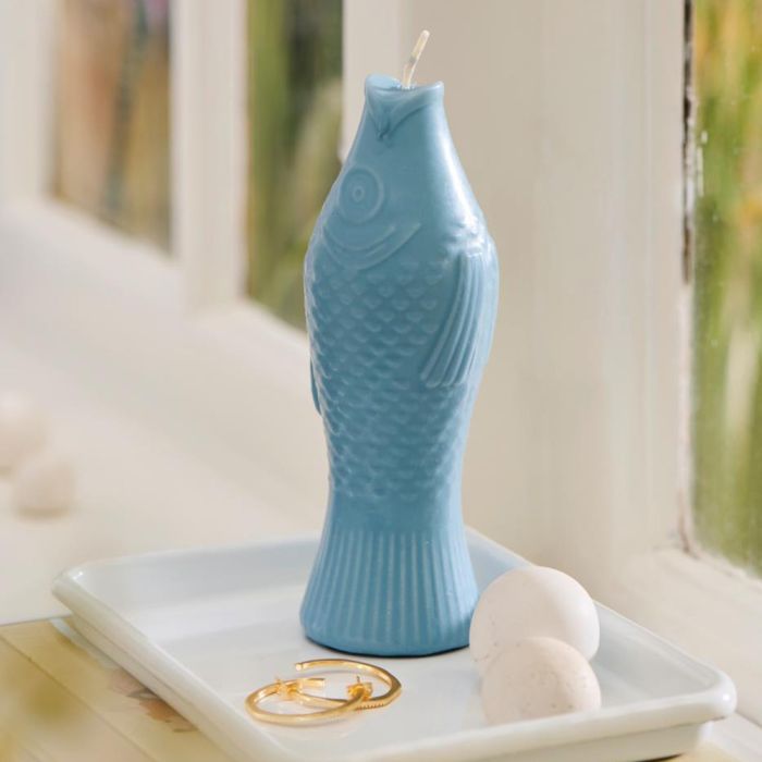 Dekorativt stearinlys formet som fisk fra Ib Laursen på hvidt fad