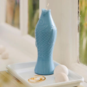 Dekorativt stearinlys formet som fisk fra Ib Laursen på hvidt fad