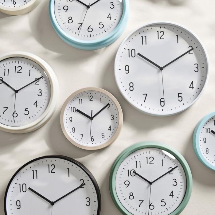 Flere vægure med sorte tal fra Ib Laursen