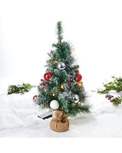 Juletræ med lys og julekugler