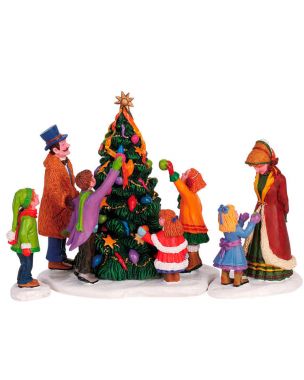 Familie pynter juletræ